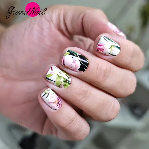 Цветы на белом, короткие ногти