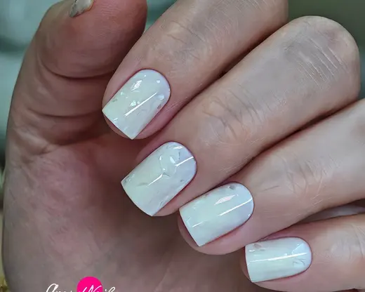 Молочное покрытие на коротких ногтях