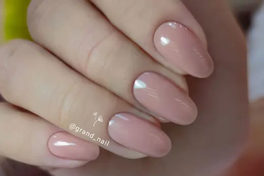 Нюдовые короткие ногти