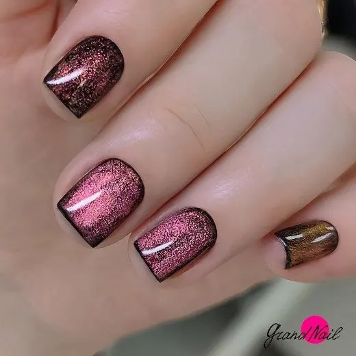 Розовый металлик на коротких ногтях