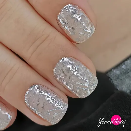 Серебряный узор на коротких ногтях
