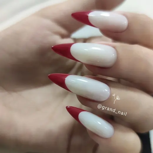 Красный френч на длинных ногтях